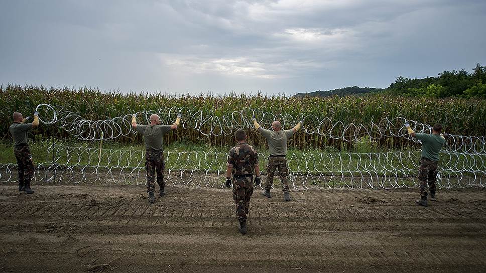 Венгерские солдаты укрепляют границу с Сербией