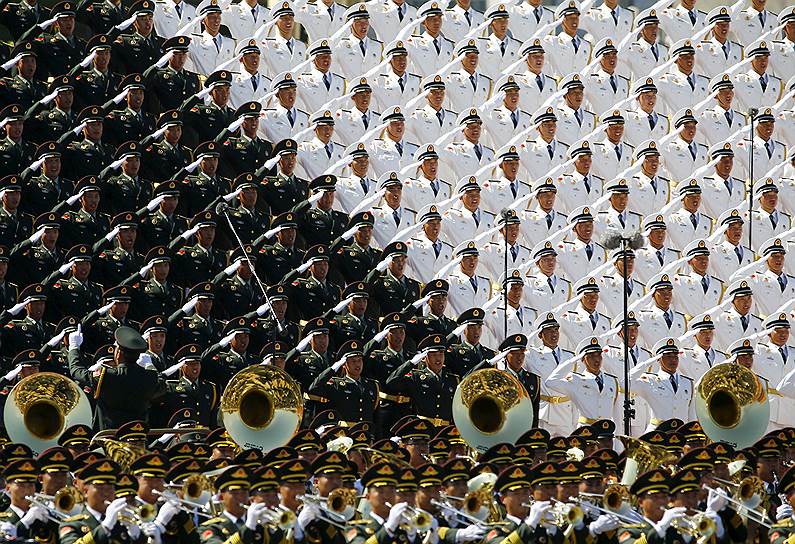 На параде в Пекине показали новейшие образцы военной техники, а вот сам стиль, в котором встречали победу на площади Тяньаньмэнь, лидеры РФ и КНР могли узнать без труда