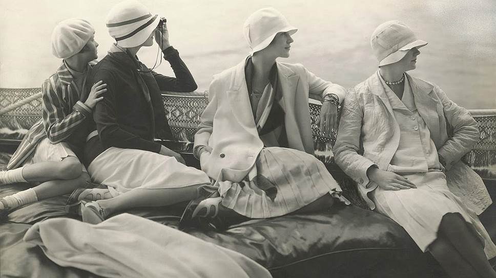 На яхте Джорджа Бейера. Джун Кокс; И. Вогт в Chanel и шляпе Reboux; Ли Миллер в платье Mae and Hattie Green, шарф Chanel; Ханна-Ли Шерман. 1928 год