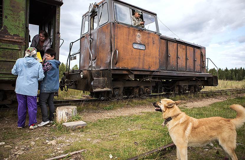 Отправление поезда в Лужме — главное событие местной жизни  