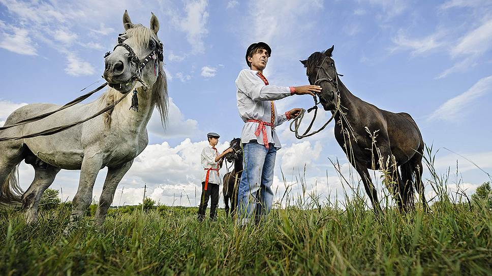 Семья Ананенко отвечает за конную часть соревнований. Слева — постоянный участник районных праздников — конь Малыш