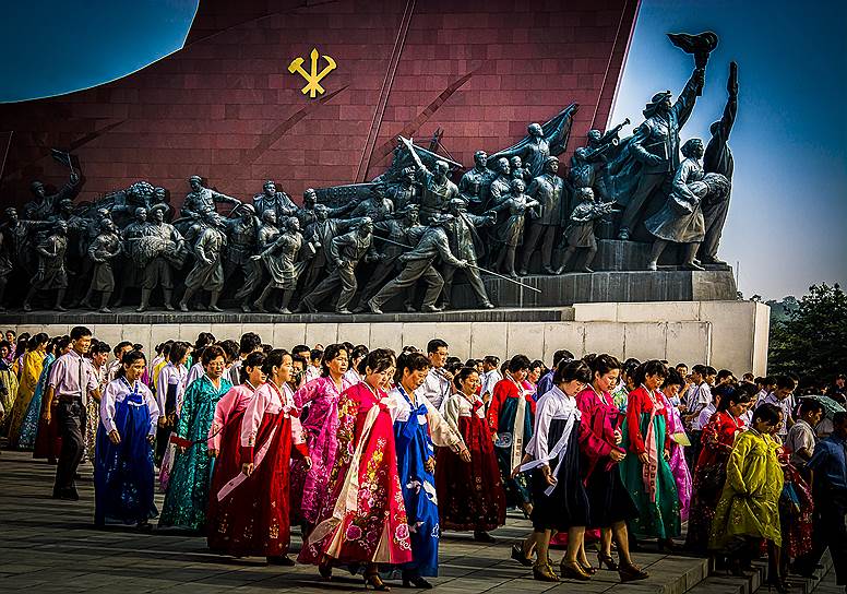 Пхеньян начинается с монумента вождям. В один кадр с народом их 20-метровые статуи не помещаются. Приходится выбирать: или народ, или вожди 
