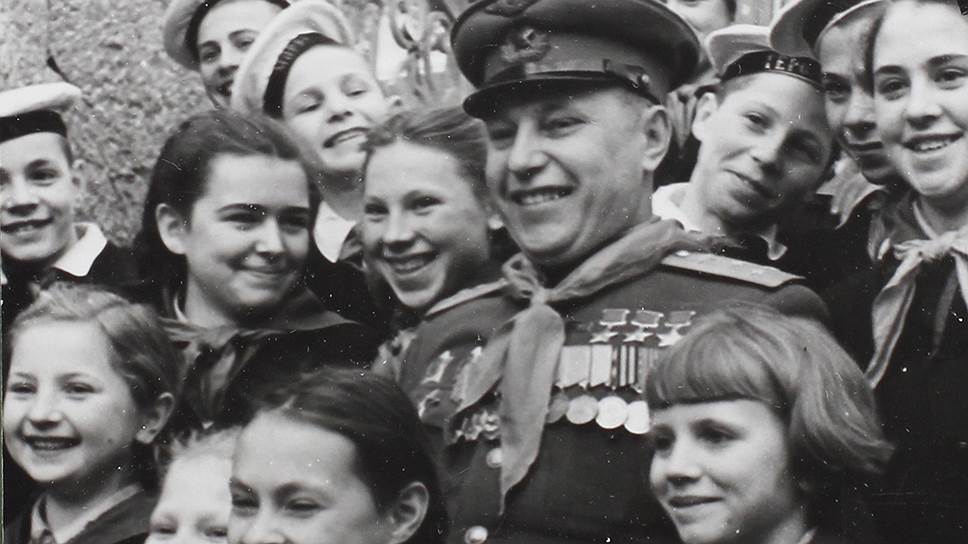 Трижды Герой Советского Союза полковник Александр Иванович  Покрышкин в пионерском лагере &quot;Артек&quot;