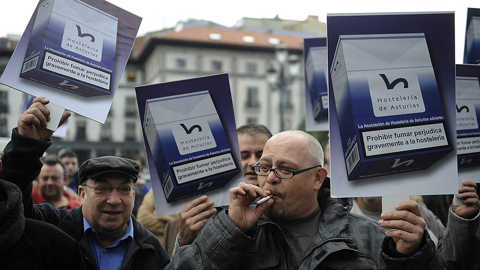 Курили и будем курить — уверяют демонстранты, вышедшие на улицы в испанском Овьедо, чтобы отстоять права курящих 
