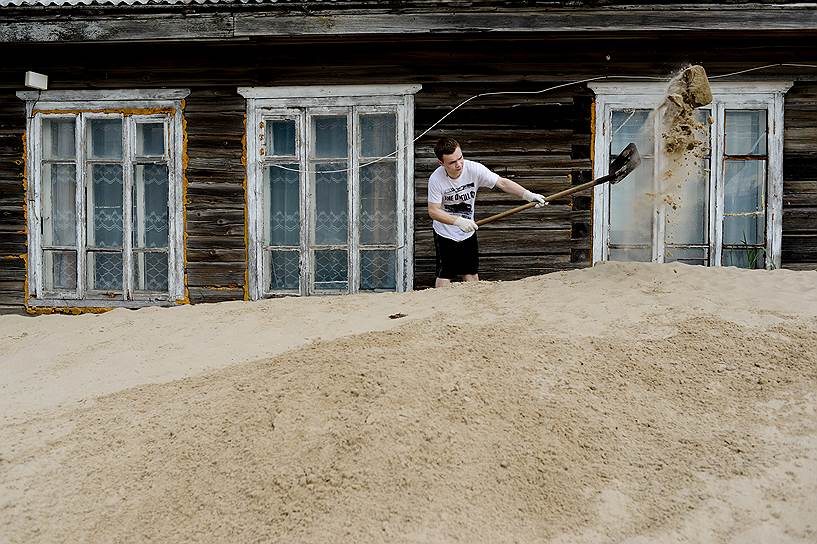 Летом в поселке много молодежи. Дома приходится откапывать от наступающих с моря песков