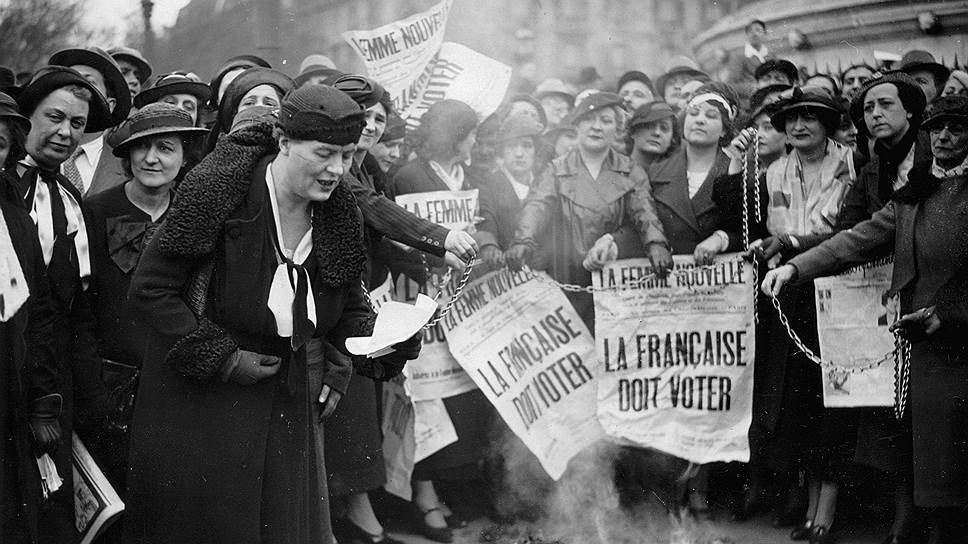 До участия в регулярных выборах француженки были допущены значительно позже, чем их соседки по Европе, еще в 1935-м (на фото) их право голосовать вызывало бурные споры