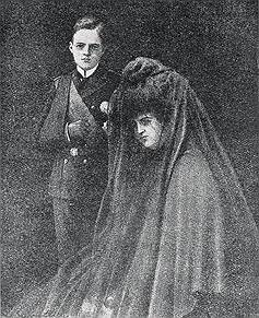 Провозглашенный королем Мануэл II с королевой-матерью после убийства революционерами его отца Карлуша I. 1908 год