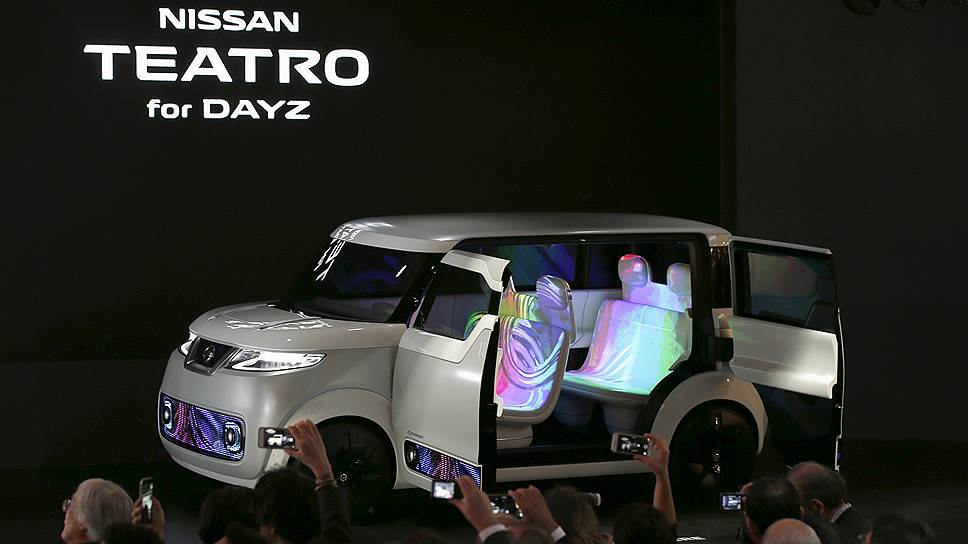 Nissan Teatro for Dayz — для тех, кто даже в машине &quot;сидит&quot; в социальных сетях 
