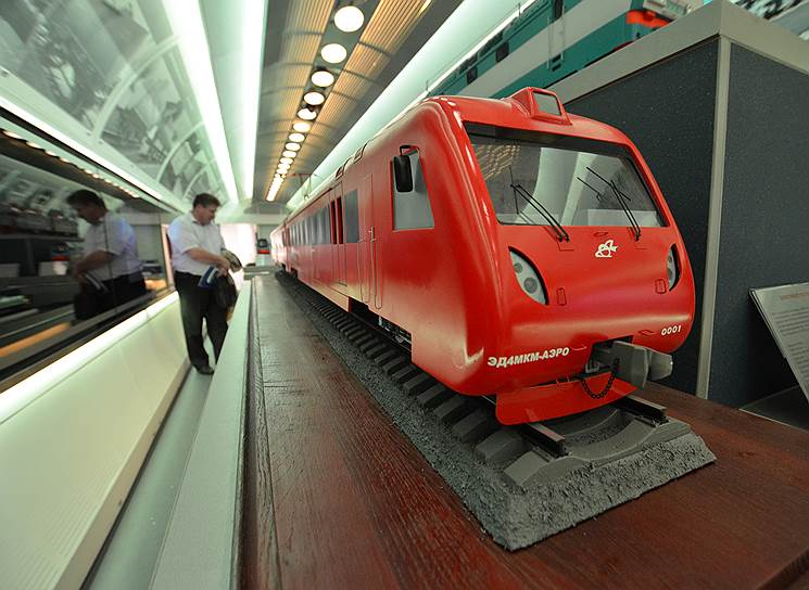 Поезд инноваций позволяет рассмотреть подвижной состав РЖД со всех ракурсов (на фото -- макет электропоезда ЭД4МКМ-АЭРО) 

