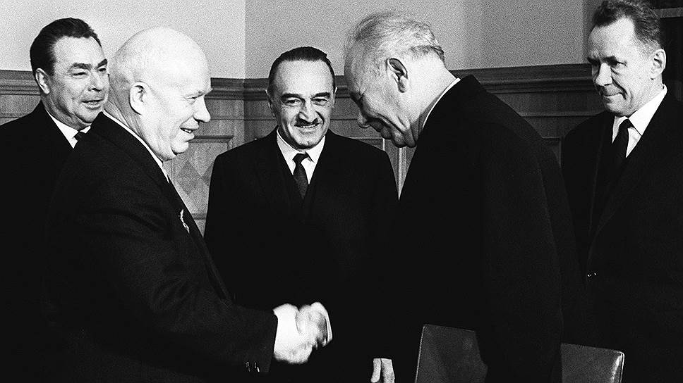 При Хрущеве отношения с Израилем были на точке замерзания. Но после его отставки &quot;коллективное руководство&quot; (Брежнев, Микоян, Подгорный, Косыгин — на фото) дало санкцию на выезд евреев 
