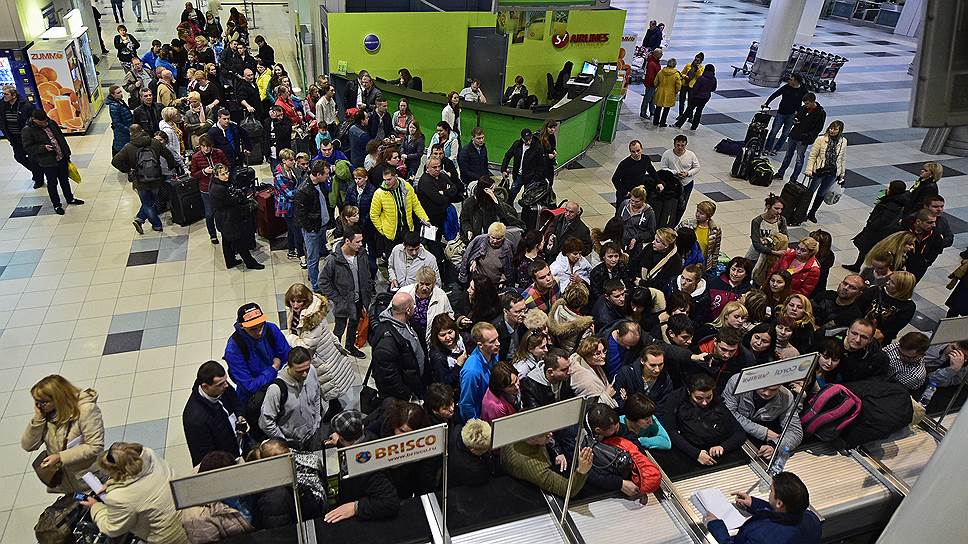 Этих отпускников весть об отмене полетов застала уже в Домодедово 