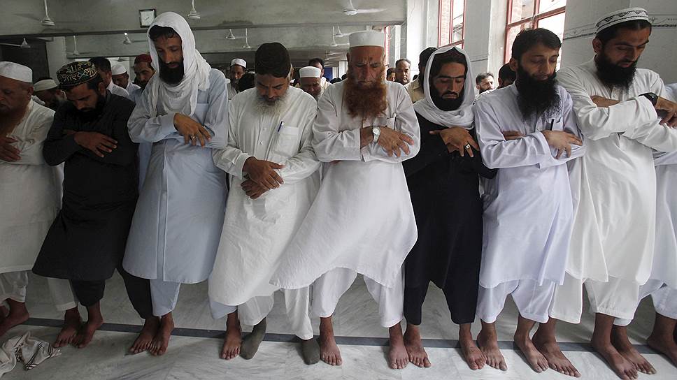 На похороны исторического лидера талибов муллы Омара собрались последователи, которые верны строгой талибской моде