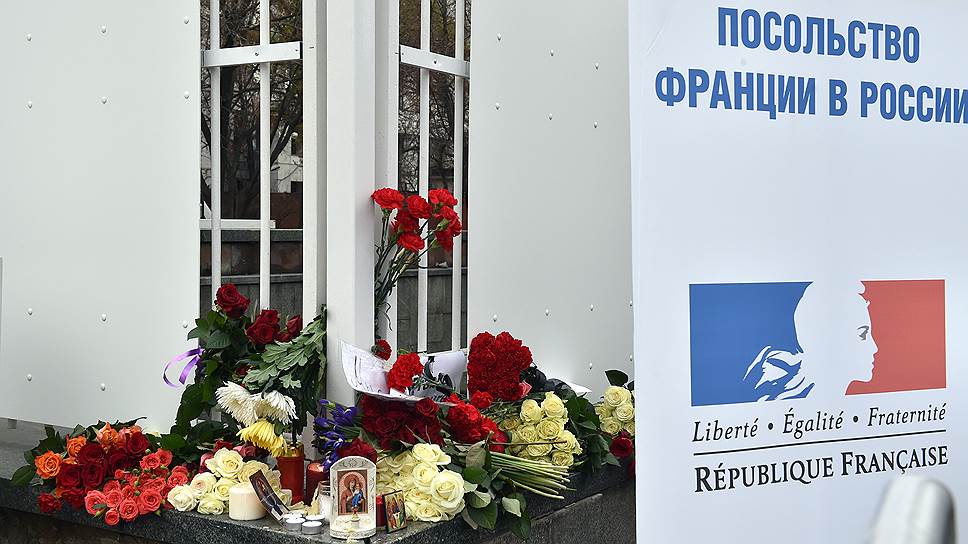 Цветы и свечи у посольства Французской Республики в Москве