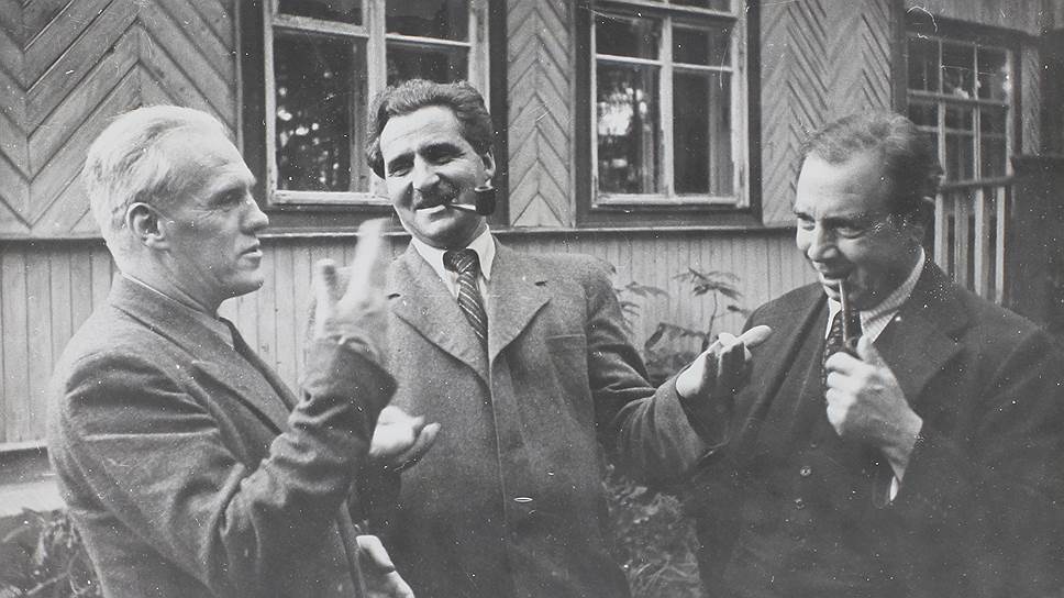 Писатели Николай Тихонов, Константин Симонов и Джон Бойнтон Пристли (слева направо) 
