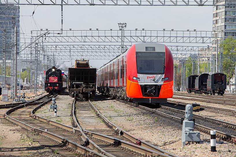 Два века железных дорог на одной станции: поезд &quot;Ласточка&quot; и паровоз серии &quot;Эу&quot; (слева) 