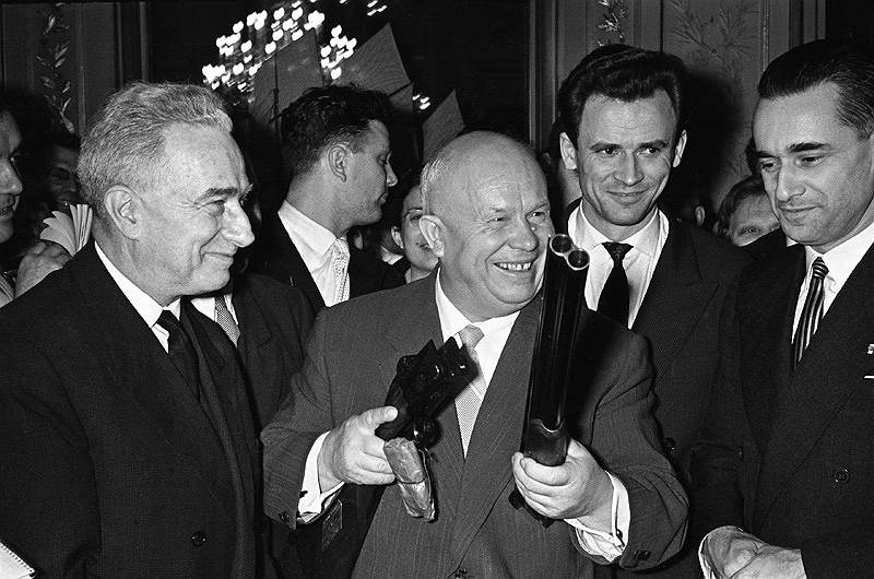 Никита Хрущев вручает в мэрии Бордо подарок советской делегации — охотничье ружье. 1960 год
