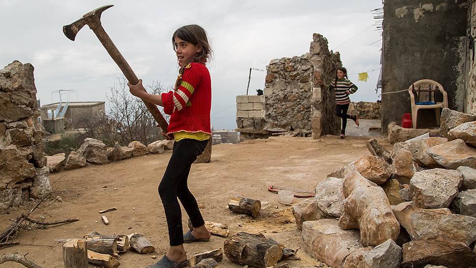Мама на работе, папа на войне. Девочка колет дрова, чтобы протопить дом. Солярку можно купить только у исламистов 
