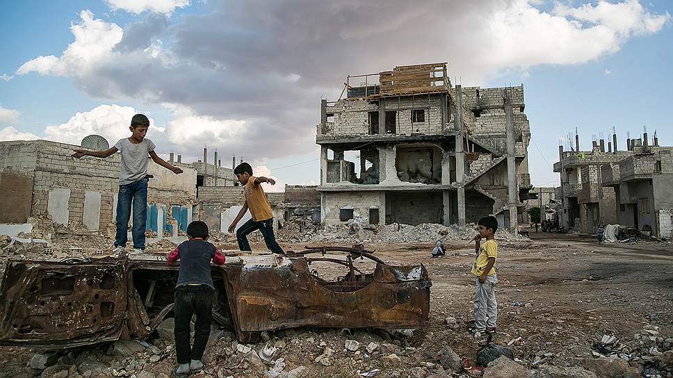 Дети играют на развалинах Кобани  
