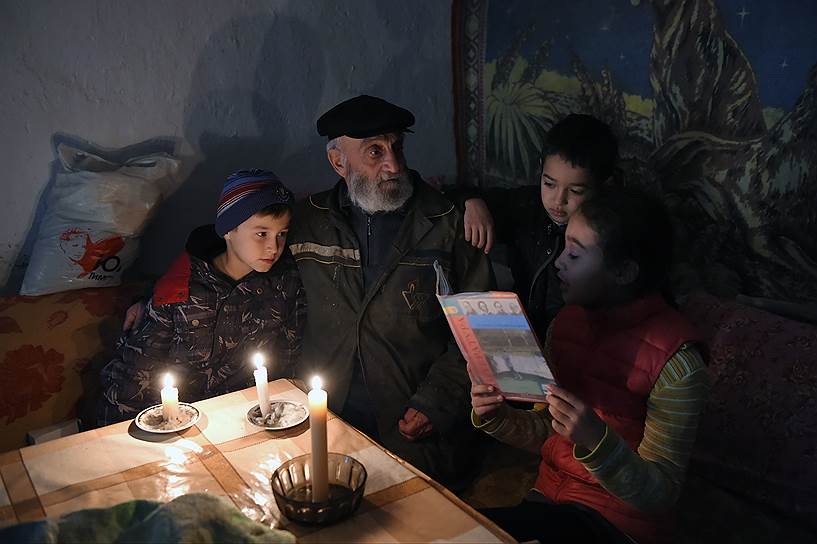 В Бахчисарае снова учатся читать при свечах 