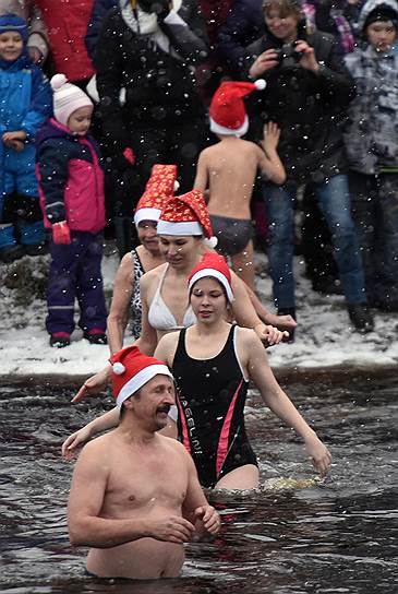 Петрозаводские моржи подали участникам игр пример, но в воду полез только Паккайне 
