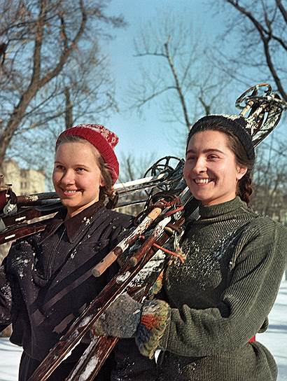 Николай Козловский. Будущие педагоги Тамара Худякова и Нила Шумская на лыжной тренировке. 1953 год 
