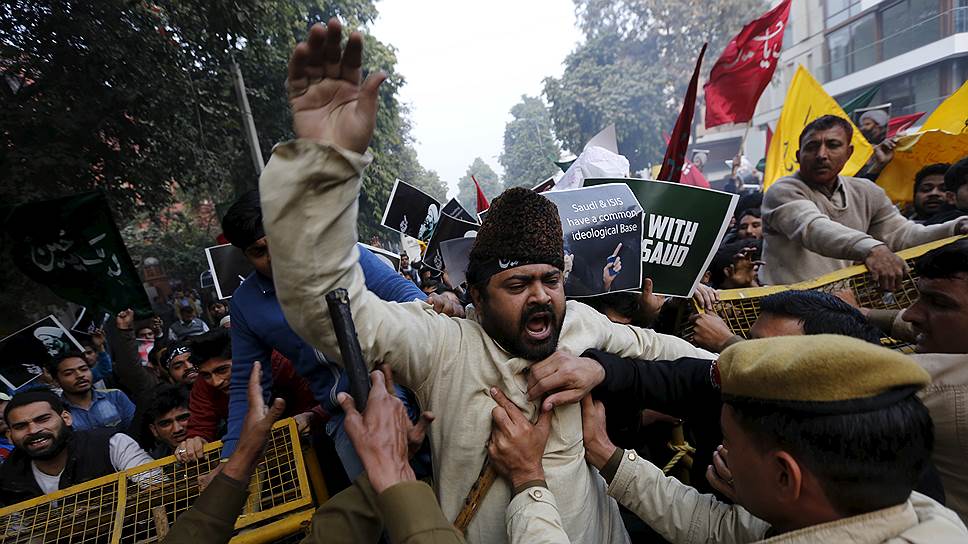 Шиитские протесты после казни Нимр ан-Нимра выплеснулись далеко за пределы Ближнего Востока. На фото: драка с полицией у посольства Саудовской Аравии в столице Индии