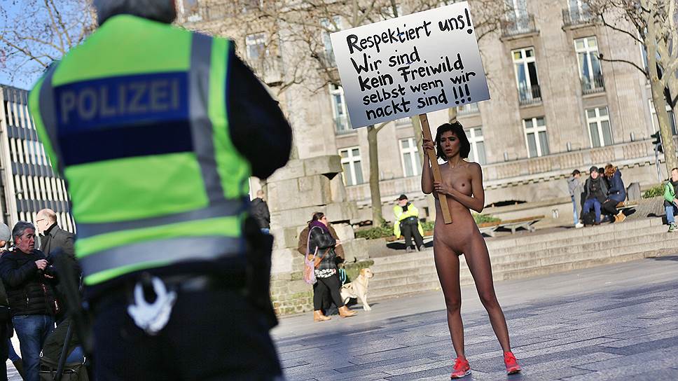 Протест швейцарской художницы Мило Муаре перед Кельнским собором. На плакате надпись: &quot;Уважайте нас! Мы не дичь, на которую можно охотиться, даже когда мы обнажены!&quot; 