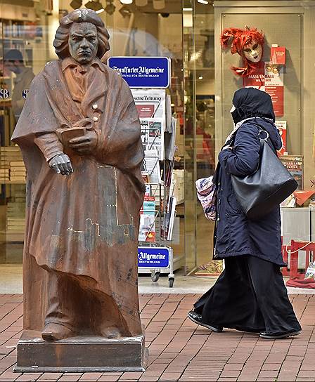 Мусульманка рядом со статуей Бетховена в Бонне. Даже после скандальных событий в Кельне и ряде других городов ФРГ в страну ежедневно заезжает не менее 3 тысяч беженцев