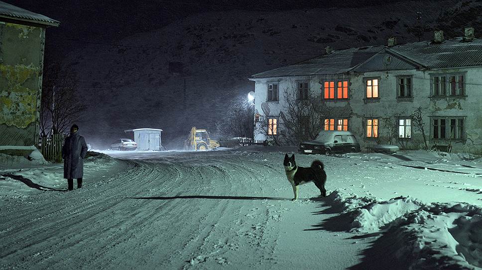 Бок о бок с людьми окончания полярной ночи ждут животные — собаки-лайки, которых держат местные жители, и олени, вытесненные цивилизацией далеко за городскую черту, но представленные многочисленными рисунками