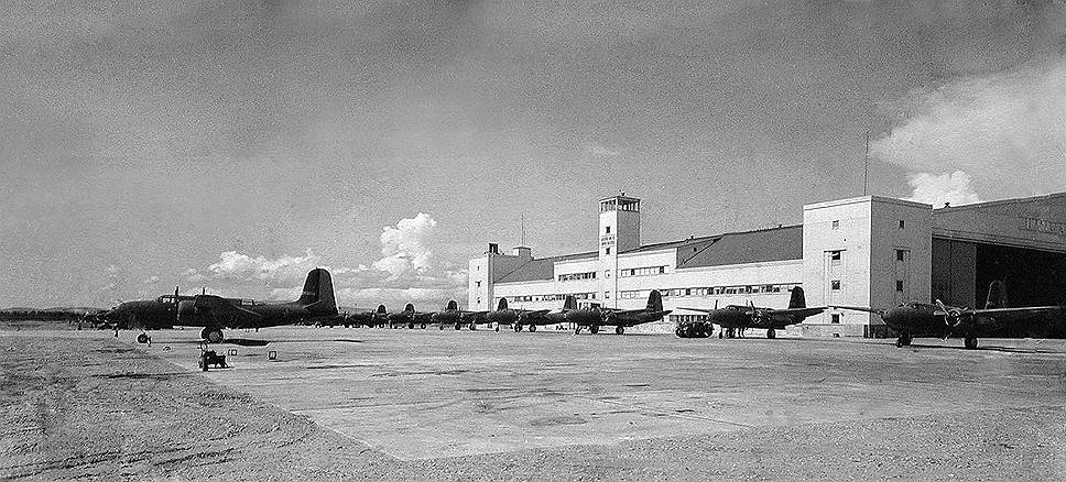 Готовые к перегону в СССР бомбардировщики на авиабазе Лэдд Филд в Фербенксе летом 1943 года 
