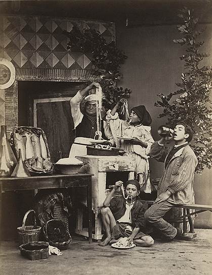 Джорджио Зоммер. &quot;Неаполитанцы: продавцы пасты, рыбы и вина&quot;. 1865 год 
