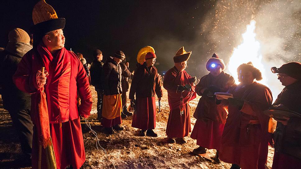 В канун Сагаалгана (Нового года по-бурятски) буддийские монахи проводят обряд очищения — дугжуубу. У храма разжигается костер, чтобы все беды остались в уходящем году 