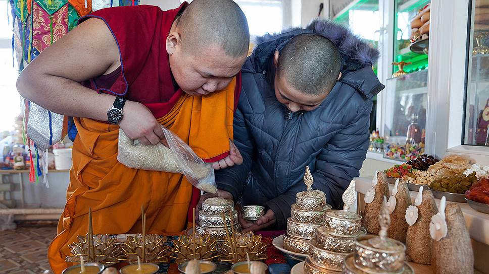 В Ацагатском дацане, одном из самых почитаемых буддийских монастырей в Бурятии, ламы готовятся к праздничному молебну 