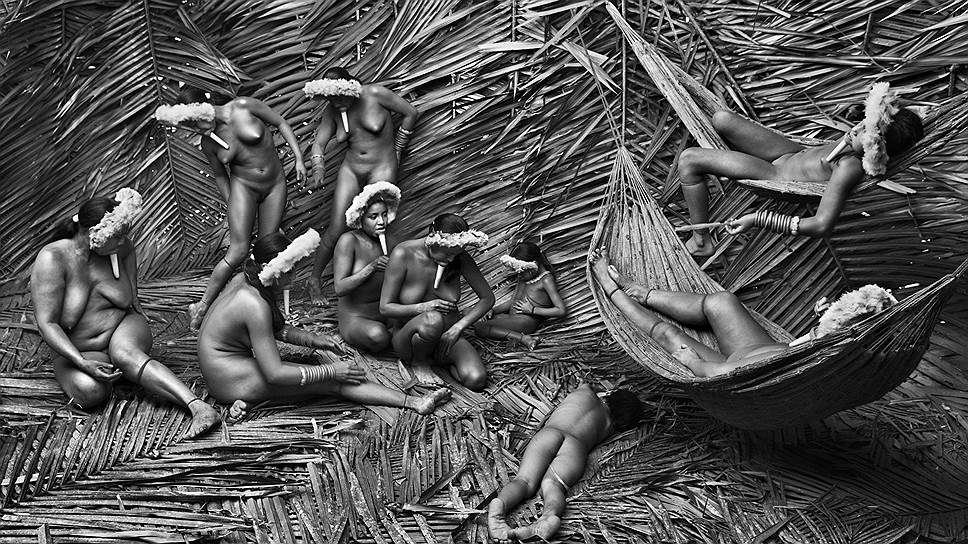 Женщины используют орельяновое дерево, чтобы окрасить свои тела. Бразилия. 2009 год