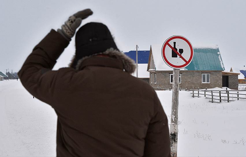 Дорожный знак на въезде в Нижнесапашево глава сельсовета придумал и сделал сам 
