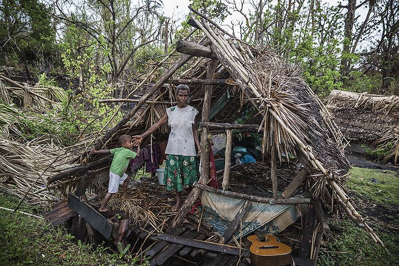 После очередного циклона островитянкам порой приходится обустраивать дом с нуля 
