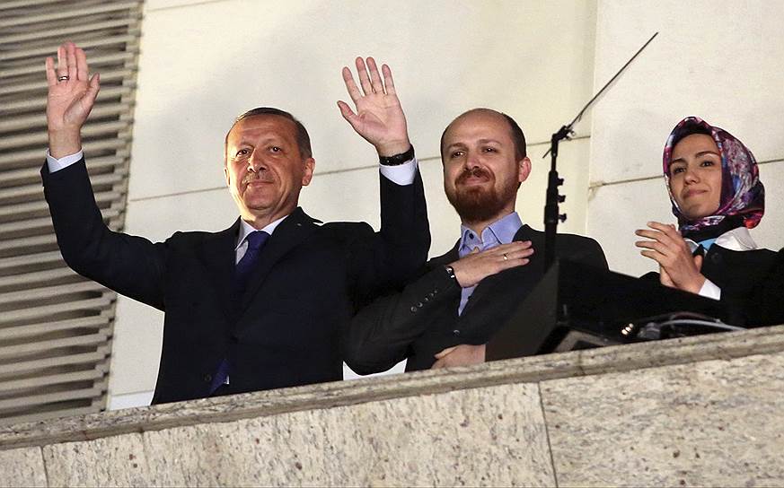 Реджеп Эрдоган и его дети, Билал и Сюмейе, приветствуют поклонников 
