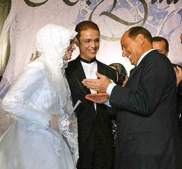 Премьер Италии Берлускони поздравляет новобрачных — Билала и Рейяан Узунер, дочь известного стамбульского ювелира 
