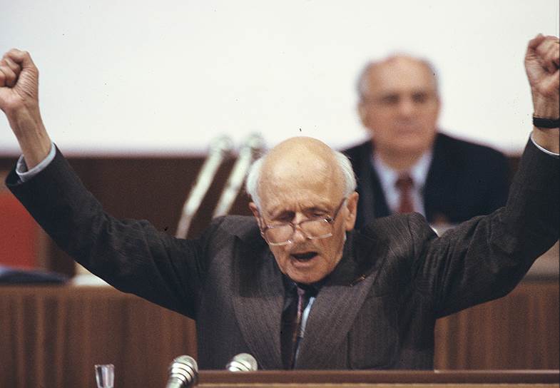 Михаил Горбачев и Андрей Сахаров: возвращение из ссылки самого известного правозащитника страны стало красноречивым свидетельством перемен