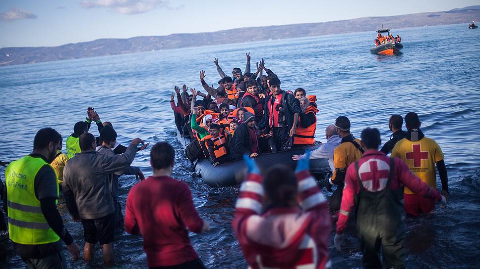 Все новые беженцы тем временем прибывают на греческий остров Лесбос 

