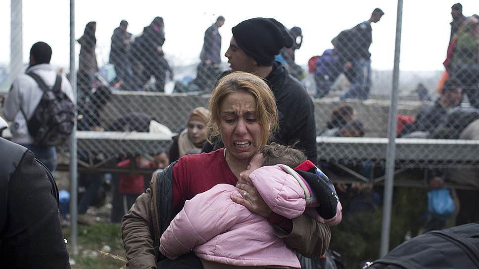 Пока сильные мужчины проламывают заграждения на македонской границе, женщины с детьми протестуют перед телекамерами в греческой деревне Идомени 
