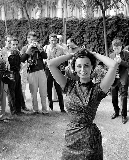 Софи Лорен, окруженная фотографами. 1958 год