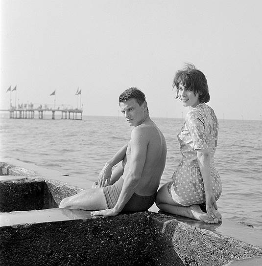 Андрей Тарковский и Валентина Малявина на берегу Адриатики. 1962 год