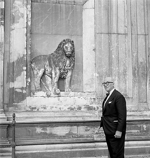 Ле Корбюзье у статуи венецианского льва. 1965 год 
