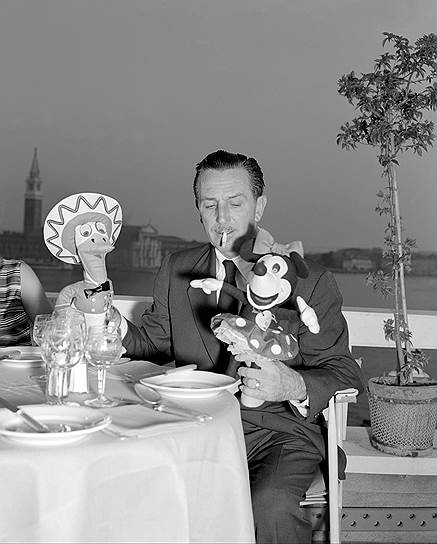 Уолт Дисней с героями своих мультфильмов. 1951 год