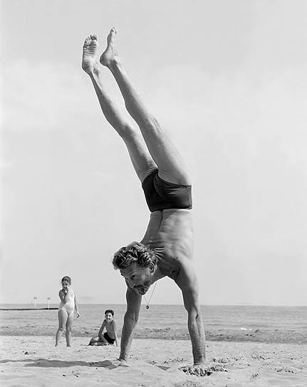 Керк Дуглас на пляже Лидо. 1953 год 