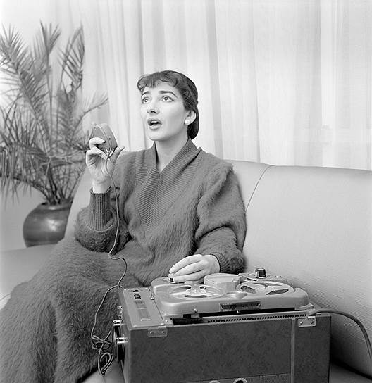 Мария Каллас во время записи. 1954 год