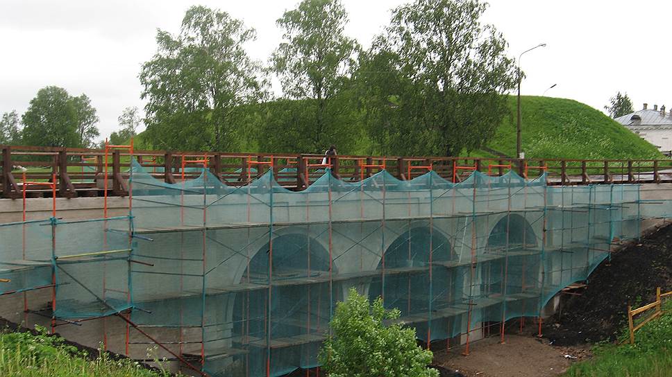 Реставрация моста XVIII века над Кремлевским рвом в Белозерске в июне 2011-го, по мнению экспертов, увенчалась созданием новодела