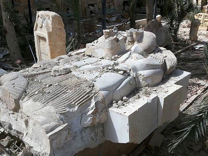 Все, что осталось от одного из символов Пальмиры — статуи &quot;Лев Аллат&quot;, разбитой исламистами летом прошлого года. Ранее считалось, что она уничтожена полностью 
