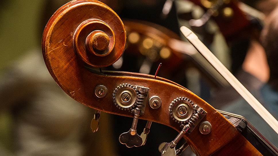 Настройщиков и мастеров по ремонту музыкальных инструментов в консерватории 28 человек 

